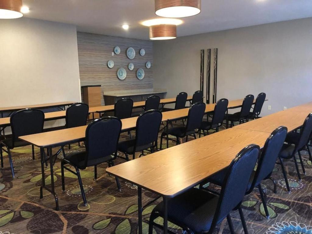 Holiday Inn Express Munising-Lakeview Hotel By Ihg Eksteriør billede
